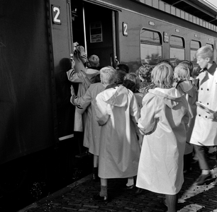 856329 Afbeelding van het vertrek van de schoolkinderen uit Meppel en Utrecht met een speciale trein na het bezoek aan ...